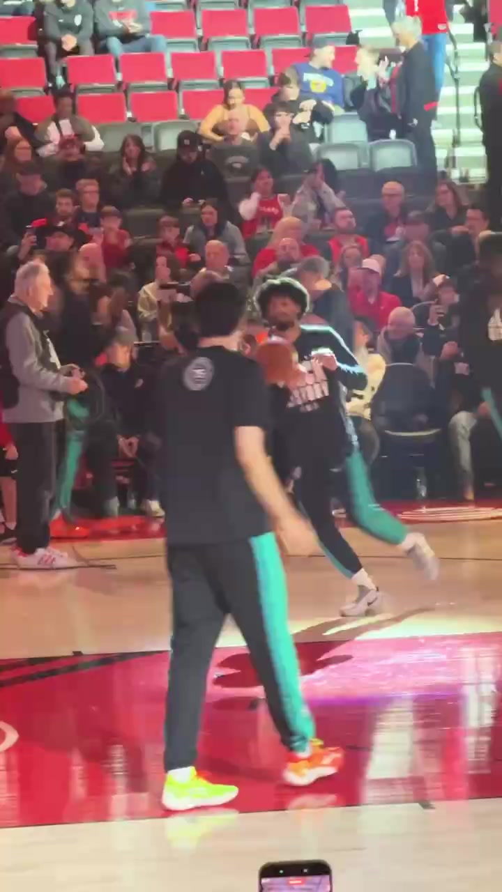 开云体育官网-小吧现场直击杨瀚森赛前热身：跑跑跳跳很放松 底角三分手感不佳